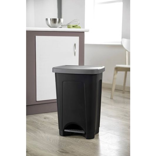 Schwarzer Plastik-Mülleimer 50 L mit Pedal, robust und geräumig