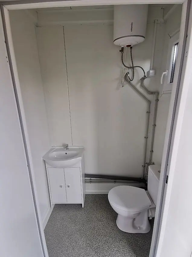 Standard Bürocontainer 6058×2438 mm – Stahlrahmen, Sandwichpaneele, inkl. Tür