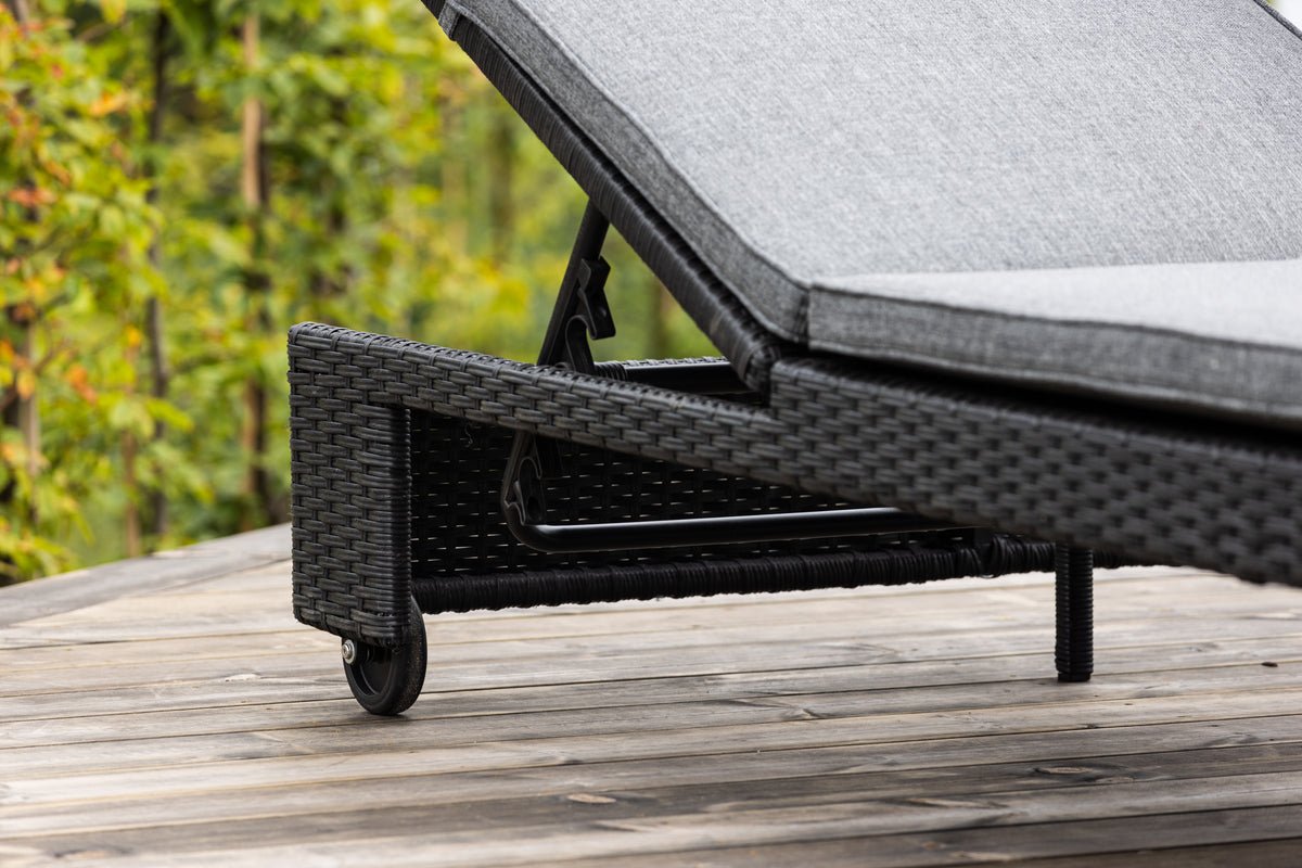 Luxusbetten24 Lioba Sonnenliege aus synthetischem Rattan Schwarz Garten