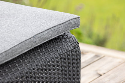 Luxusbetten24 Lioba Sonnenliege aus synthetischem Rattan Schwarz Garten