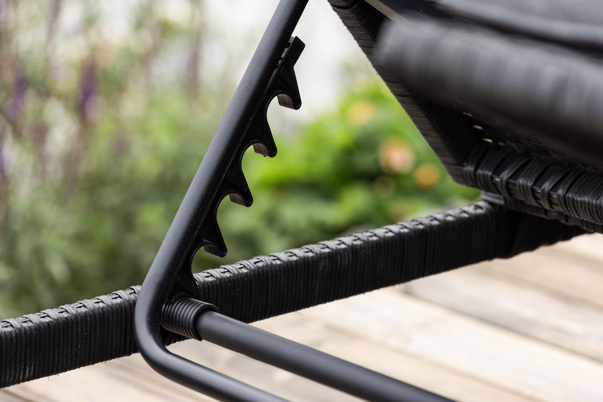 Luxusbetten24 Lioba Sonnenliege aus synthetischem Rattan Schwarz Garten