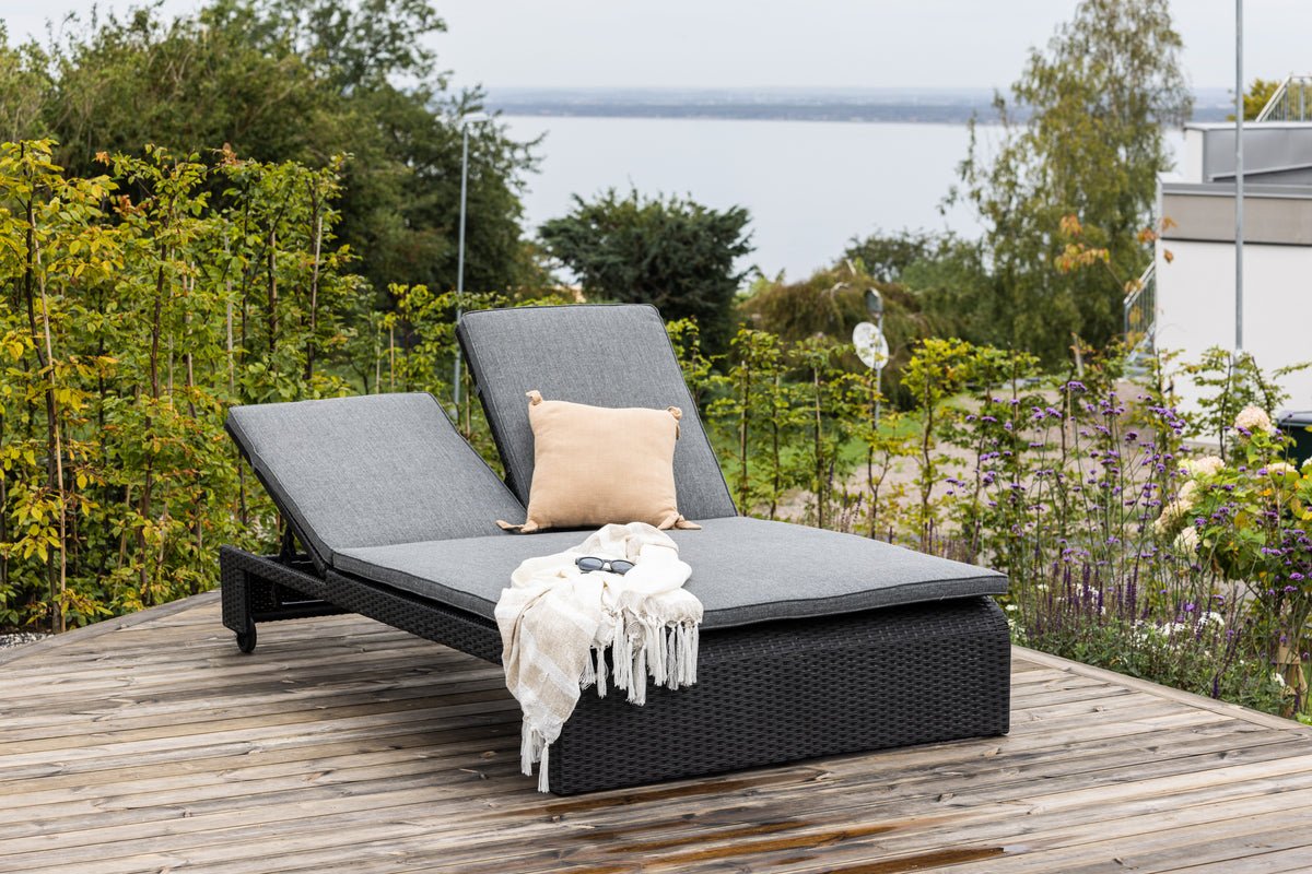 Luxusbetten24 Lioba Sonnenliege aus synthetischem Rattan Schwarz Garten