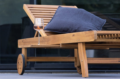 Luxusbetten24 Olyra Sonnenliege aus Akazienholz Natur mit Rollen