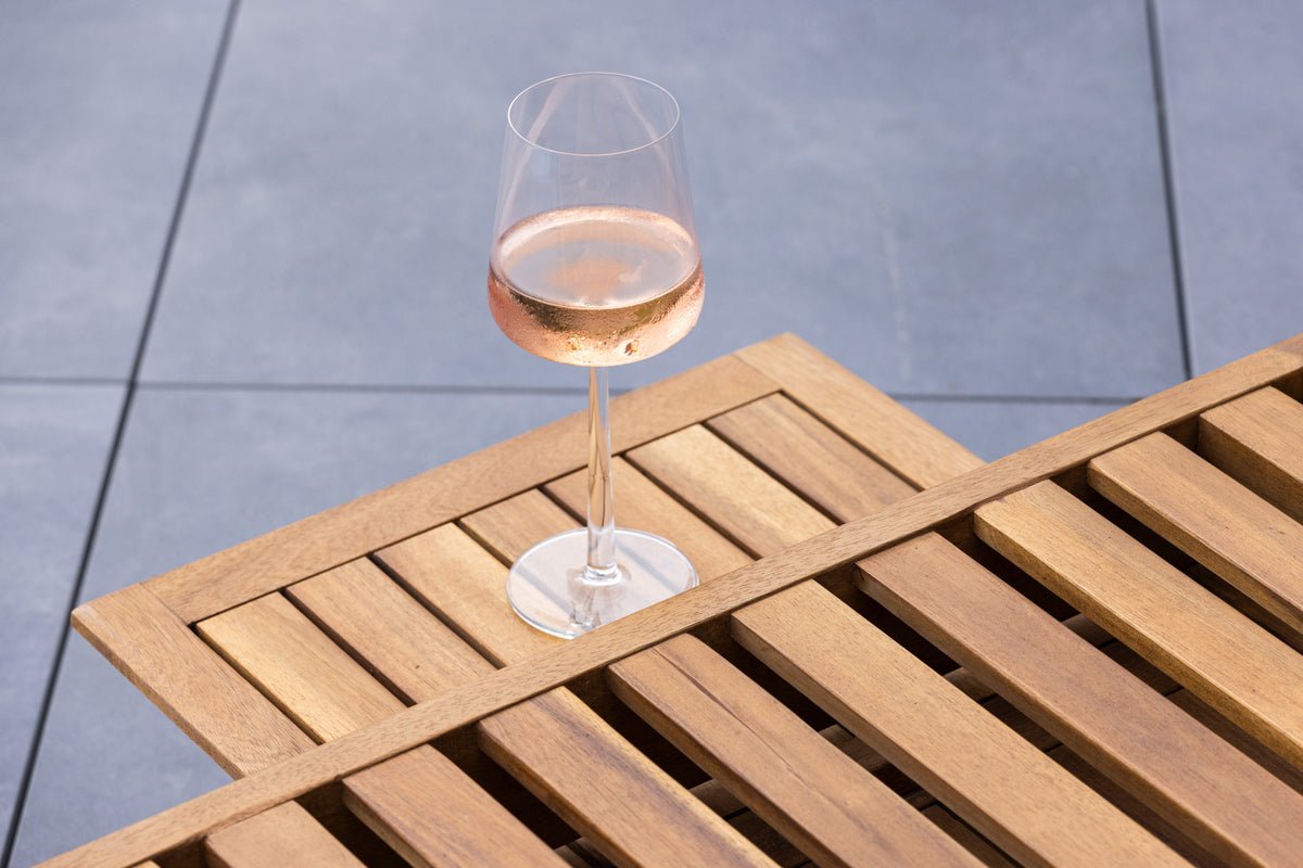 Luxusbetten24 Olyra Sonnenliege aus Akazienholz Natur mit Rollen