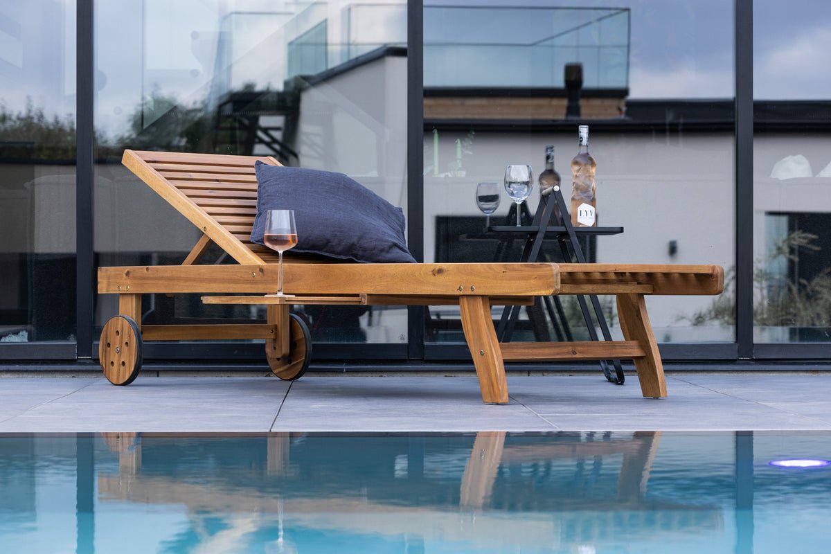 Luxusbetten24 Olyra Sonnenliege aus Akazienholz Natur mit Rollen