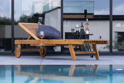 Luxusbetten24 Olyra Sonnenliege aus Akazienholz Natur mit Rollen