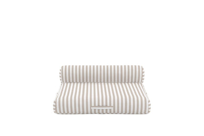 Luxusbetten24 Taro Sonnenliege, geschwungene Form mit integriertem Kissen, Beige/Weiß, 2‑Personen
