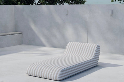 Luxusbetten24 Verda Sonnenliege – Geschwungene Form Mit Integriertem Kissen, Beige/Weiß
