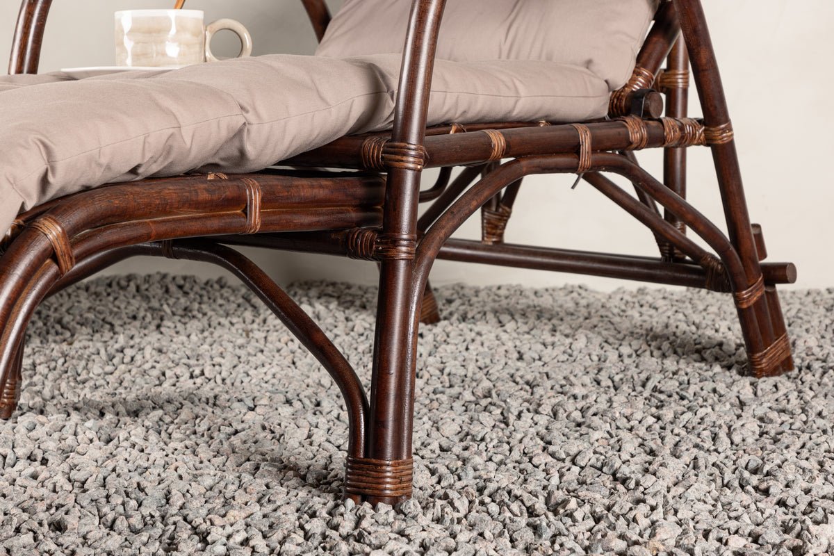 Luxusbetten24 Sonnenliege Virell aus Rattan mit Kissen, Walnuss