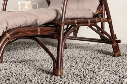 Luxusbetten24 Sonnenliege Virell aus Rattan mit Kissen, Walnuss