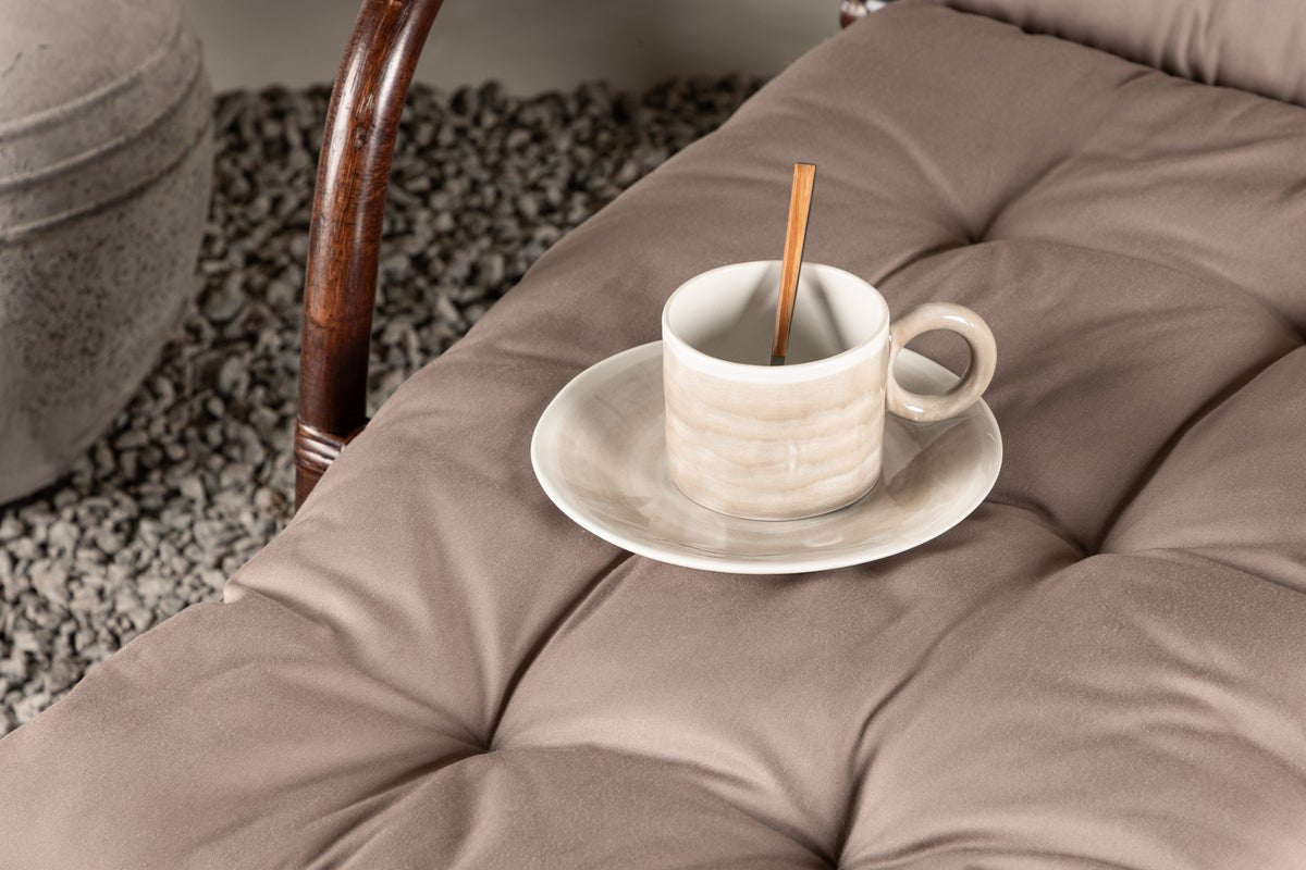 Luxusbetten24 Sonnenliege Virell aus Rattan mit Kissen, Walnuss