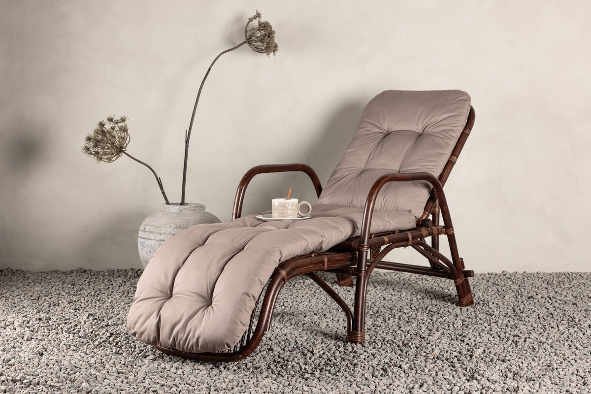 Luxusbetten24 Sonnenliege Virell aus Rattan mit Kissen, Walnuss