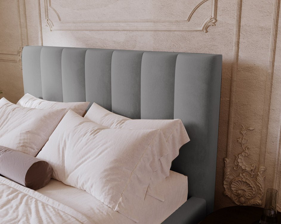 Luxusbetten24 Lunera Designer Polsterbett, Samt mit Stauraum, 200×200 cm, Hellgrau