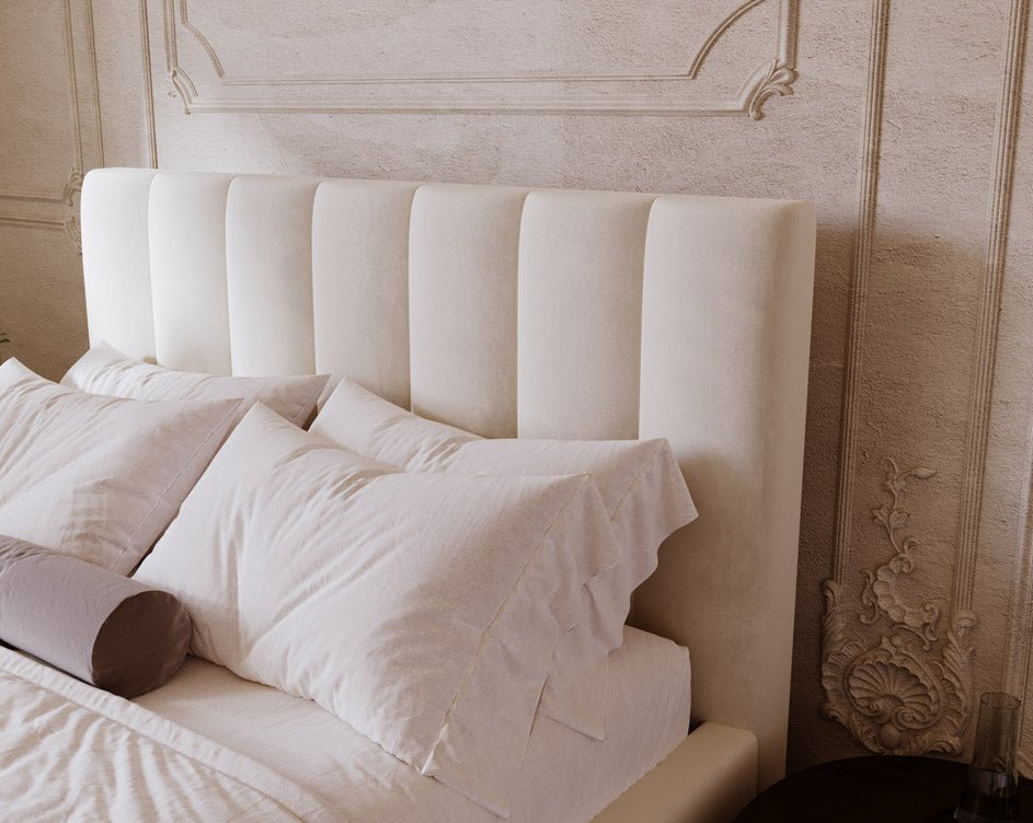 Luxusbetten24 Lunera Designer Polsterbett, Samt mit Stauraum, 200×200 cm, Hellgrau