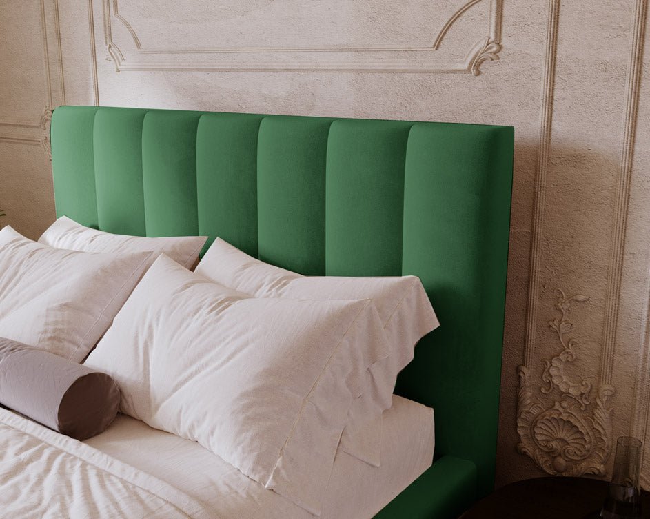 Luxusbetten24 Lunera Designer Polsterbett, Samt mit Stauraum, 200×200 cm, Hellgrau