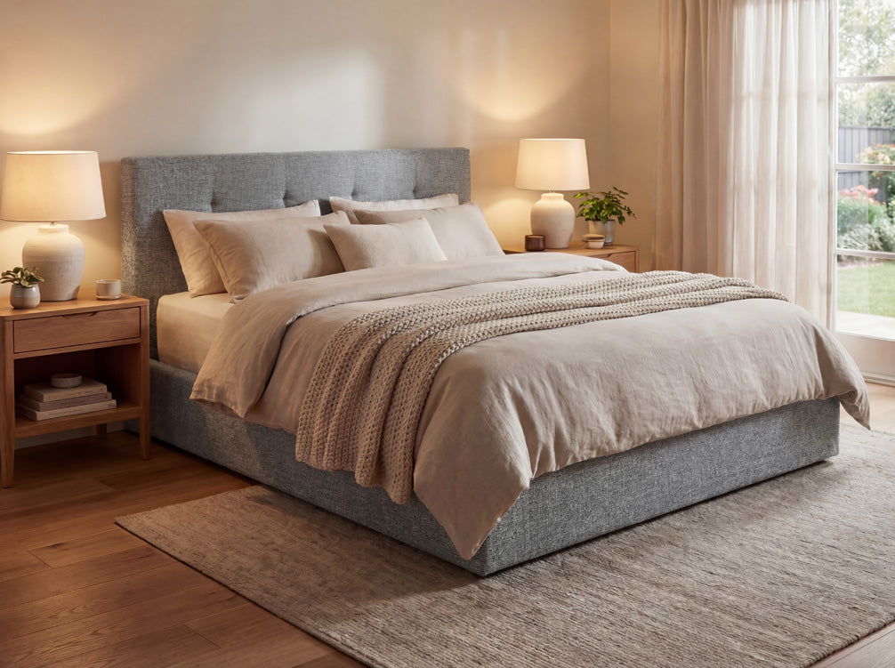 Luxusbetten24 Alva Samt‑Polsterbett mit Stauraum – 140‑200 cm, Beige und Grau