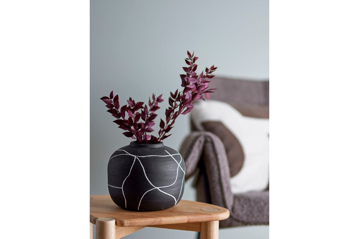 Luxusbetten24 Virela Dekorationsvase – Elegante Schwarze Terrakotta Wohnaccessoire Design