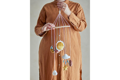 Luxusbetten24 Mobile Luma – Sanftes Baby-Mobile mit Sonne, Mond & Wolken