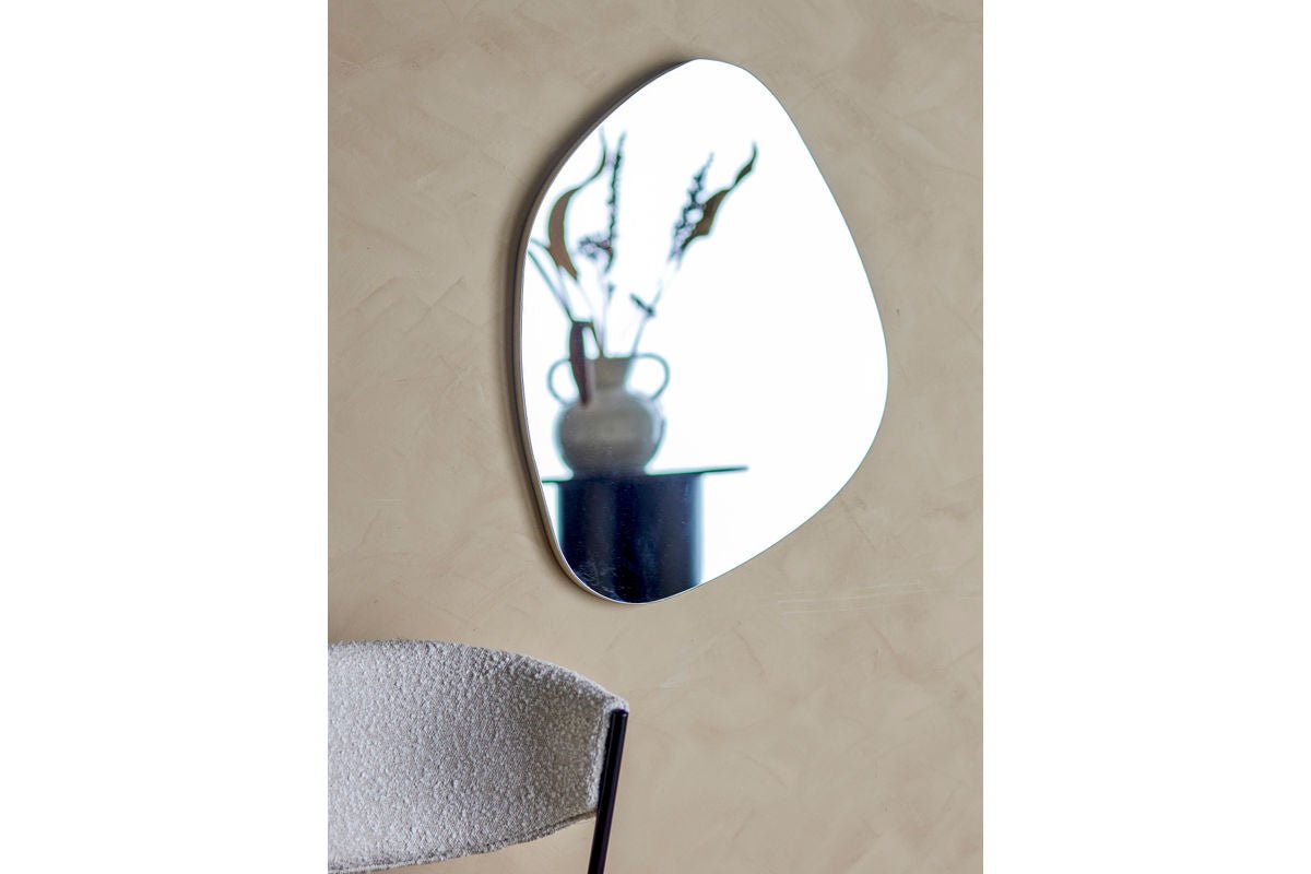 Luxusbetten24 Wandspiegel Saphir Organische Form mit Silberkante Elegant