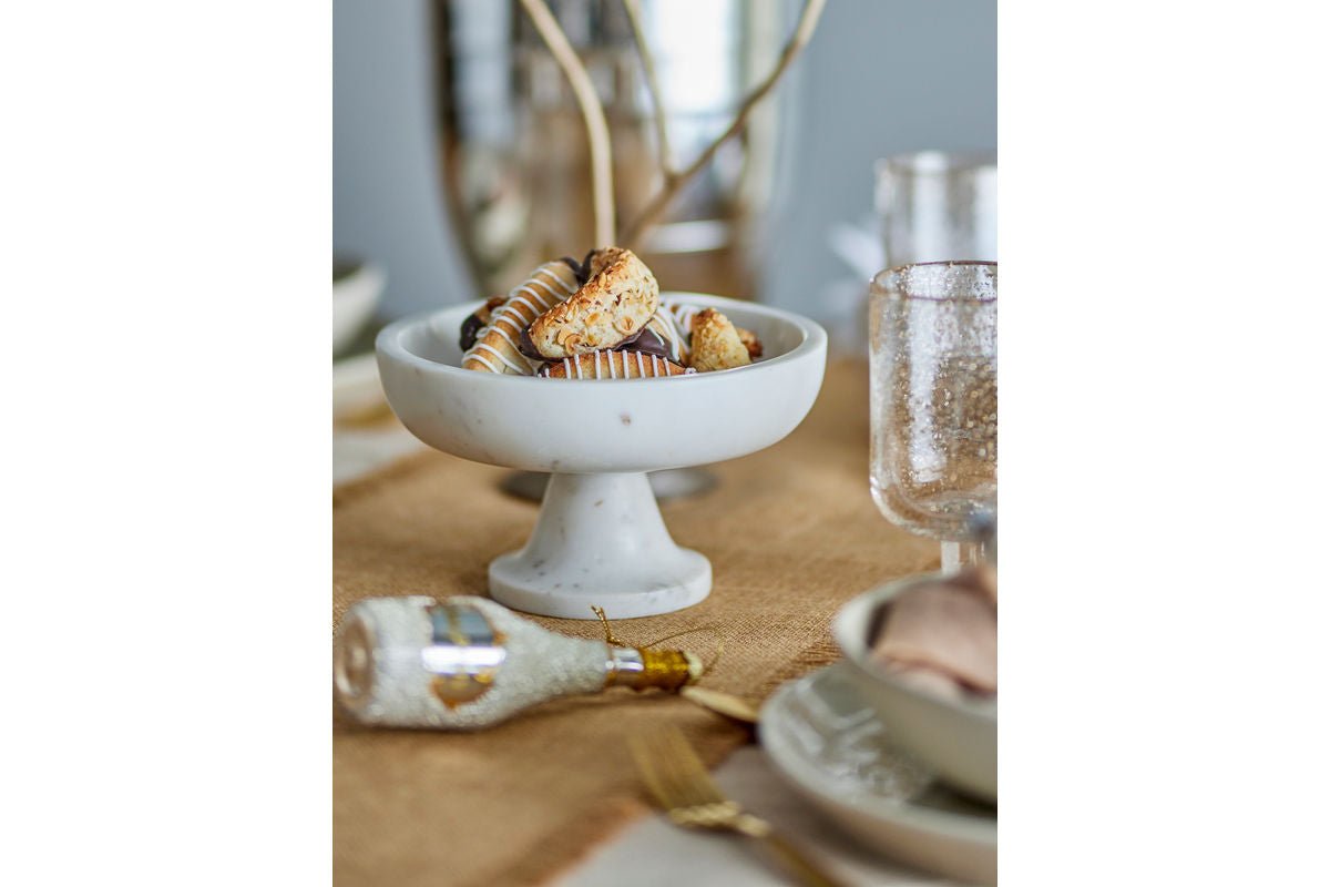 Erin Schüssel – Weißer Marmor mit Elegantem Stand