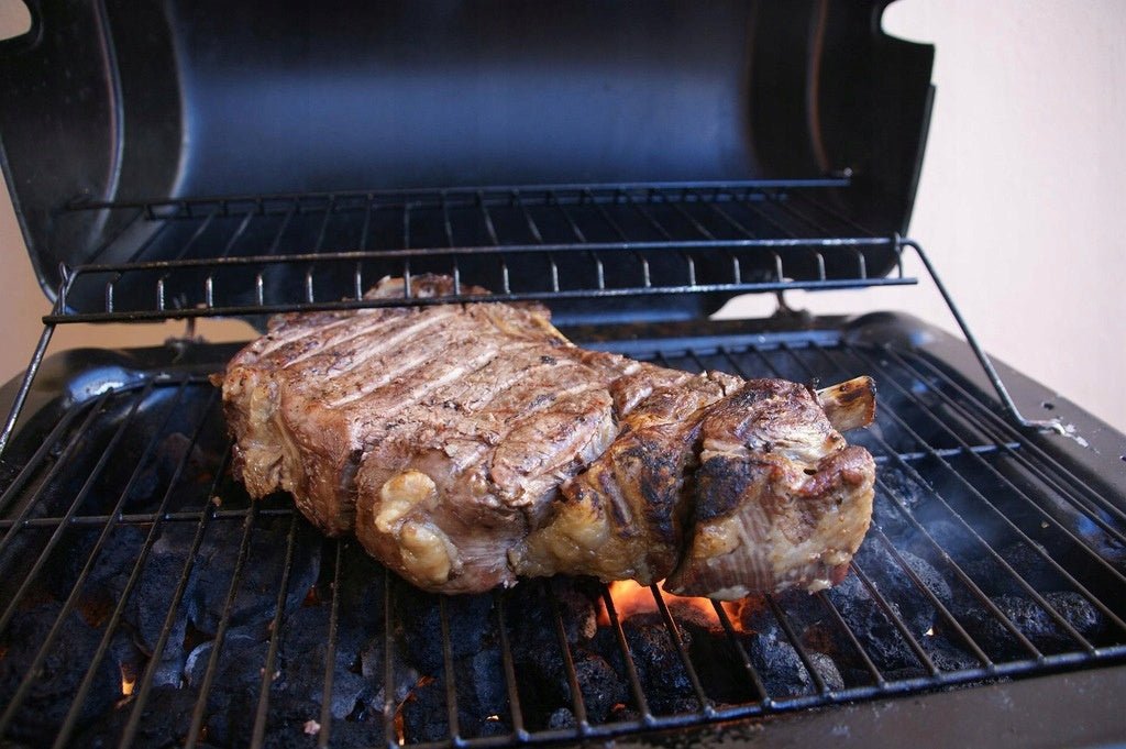 BarrelPro Holzkohlegrill mit Deckel, Thermometer und Ablagen – Schwarz