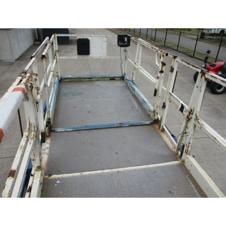 Genie GS-4390 Piattaforma Elevatrice a Forcella Trazione 4x4 Blu