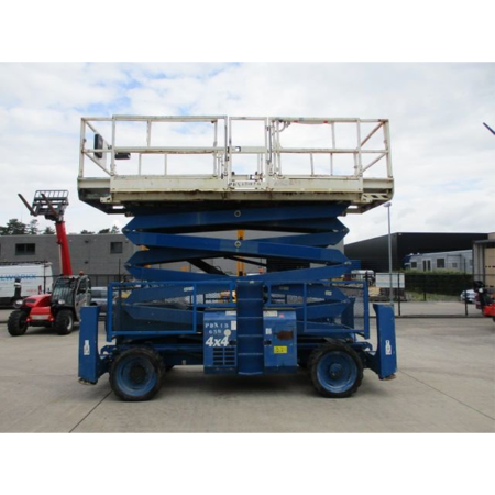 Genie GS-4390 Piattaforma Elevatrice a Forcella Trazione 4x4 Blu